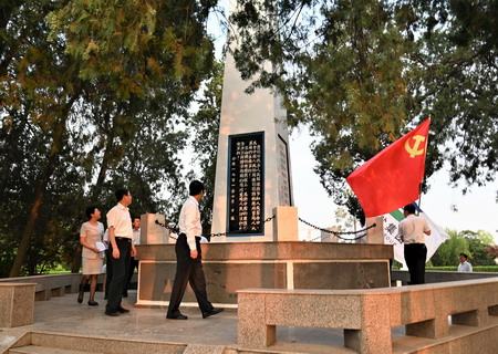 苏盐集团开展“传承红色基因 学习守岛精神”主题党日活动