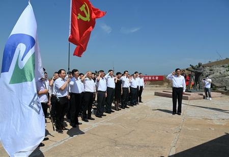 苏盐集团开展“传承红色基因 学习守岛精神”主题党日活动